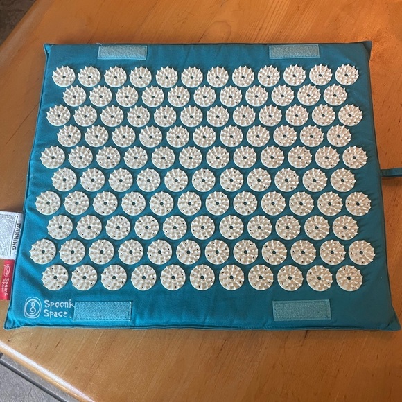 Spoon Space Acupressure teal Mat with Cream Spikes
14X16 1/2” good condition - Picture 1 of 8